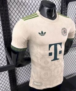 Maglia Bayern Monaco Home 2025/26 Versione Giocatore vista laterale