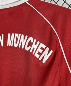 Maglia bayern monaco retro - Maglia Bayern Monaco Home 2005/06 Retro dettaglio stemma ricamato