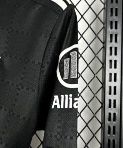 Maglia Bayern Monaco Third Manica Lunga 2025/26 Versione Tifoso dettaglio stemma ricamato