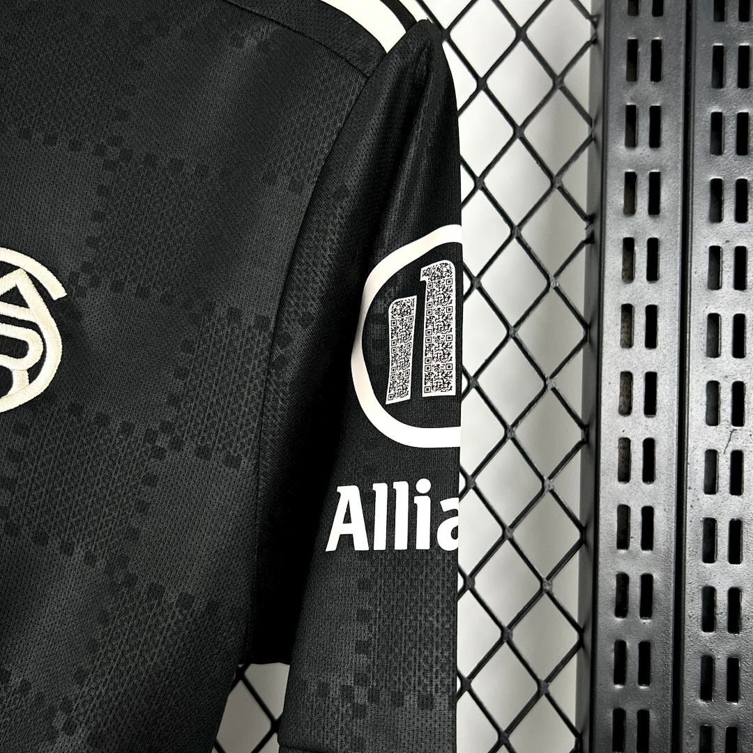 Maglia Bayern Monaco Third Manica Lunga 2025/26 Versione Tifoso dettaglio stemma ricamato