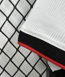 Maglia benfica Home 2025/26 Versione Tifoso dettaglio stemma ricamato