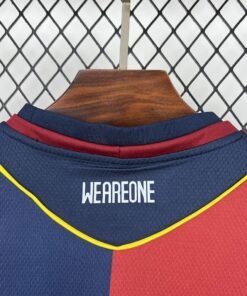 Maglia Bologna Home 2024/25 Versione Tifoso dettaglio stemma ricamato