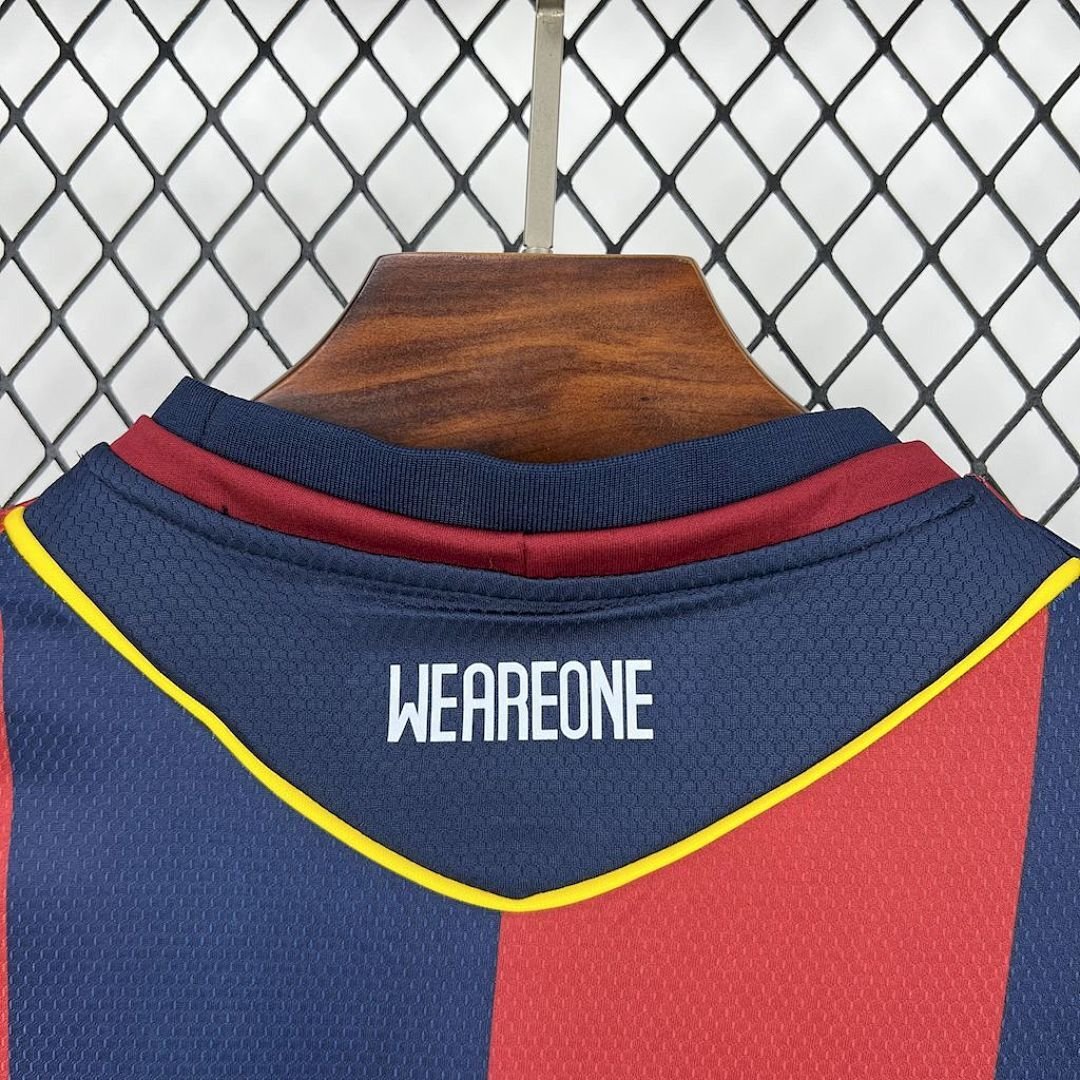 Maglia Bologna Home 2024/25 Versione Tifoso dettaglio stemma ricamato