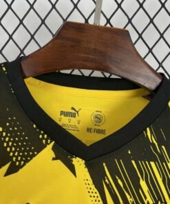 Maglia Borussia Dortmund Home 2025/26 Versione Tifoso dettaglio stemma ricamato