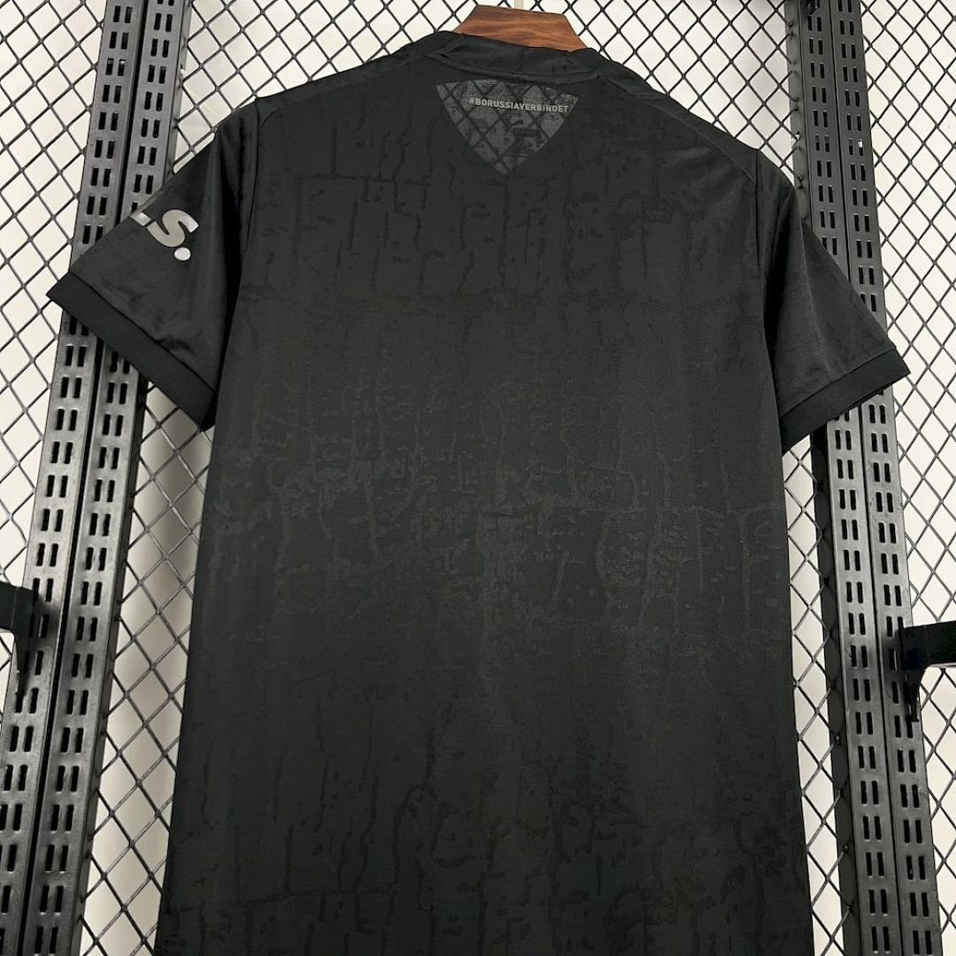 Maglia Borussia Dortmund Home 2022/23 Versione Tifoso dettaglio stemma ricamato