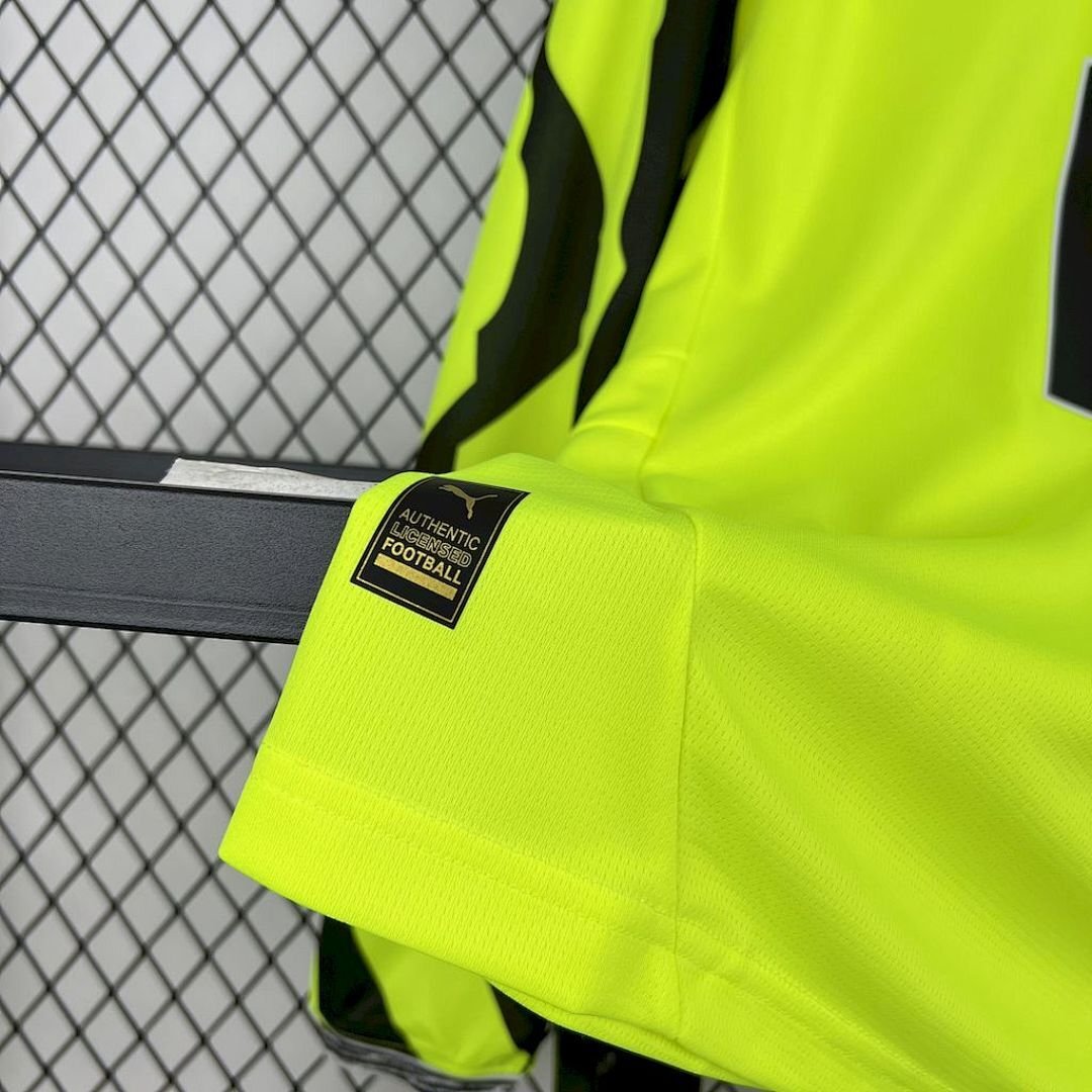 Maglia Borussia Dortmund Home Manica Lunga 2025/26 Versione Tifoso dettaglio stemma ricamato