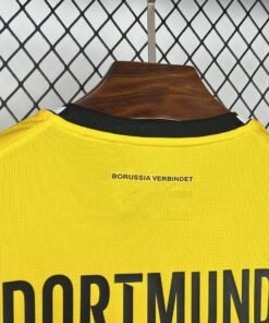Maglia Borussia Dortmund Home 2026/27 Versione Tifoso dettaglio stemma ricamato