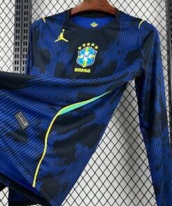 Maglia Brazil Away Manica Lunga 2024/25 Versione Tifoso dettaglio stemma ricamato