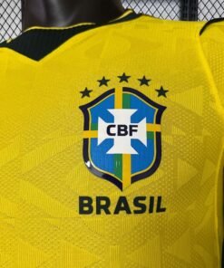 Maglia Brazil Home Manica Lunga 2024/25 Versione Giocatore dettaglio stemma ricamato