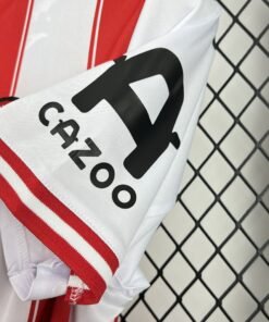 Maglia Brentford Home 2025/26 Versione Tifoso dettaglio stemma ricamato