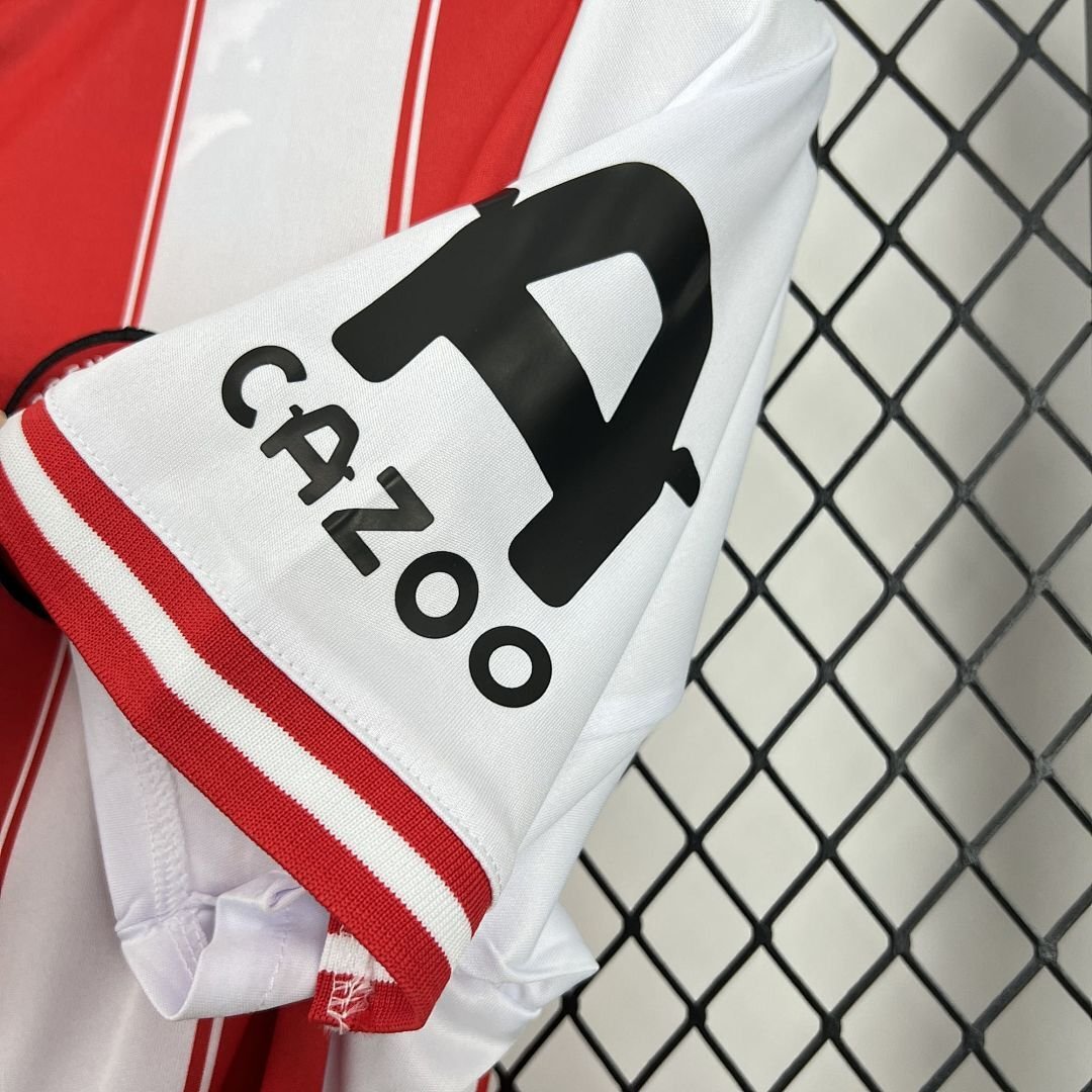 Maglia Brentford Home 2025/26 Versione Tifoso dettaglio stemma ricamato