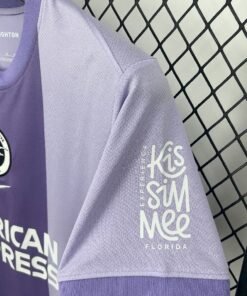 Maglia Brighton Away 2025/26 Versione Tifoso dettaglio stemma ricamato