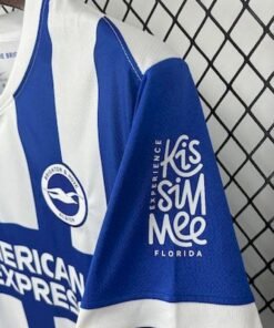 Maglia Brighton Home 2025/26 Versione Tifoso dettaglio stemma ricamato
