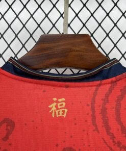 Maglia Cagliari Calcio Home 2024/25 Versione Tifoso dettaglio stemma ricamato