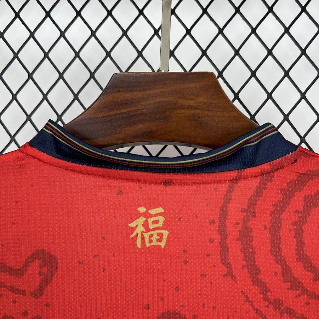 Maglia Cagliari Calcio Home 2024/25 Versione Tifoso dettaglio stemma ricamato