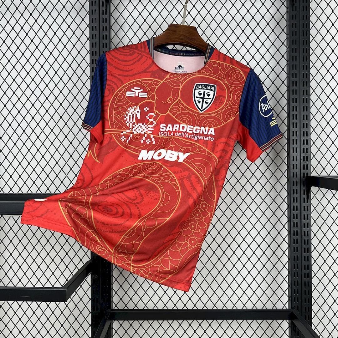 Maglia Cagliari Calcio Home 2024/25 Versione Tifoso vista frontale completa