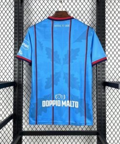 Maglia Cagliari Calcio Third 2025/26 Versione Tifoso dettaglio stemma ricamato