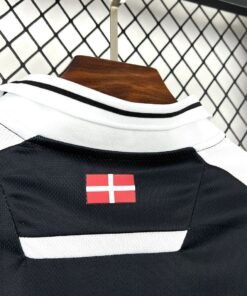 Maglia Cartagena Home 2025/26 Versione Tifoso dettaglio stemma ricamato