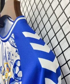 Maglia CD Tenerife Home 2025/26 Versione Tifoso dettaglio stemma ricamato