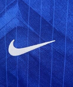 Maglia Chelsea Home 2025/26 Versione Tifoso dettaglio stemma ricamato