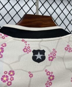 Maglia Chile Away 2024/25 Versione Tifoso dettaglio stemma ricamato