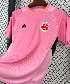 Maglia Colombia Home 2024/25 Versione Tifoso dettaglio stemma ricamato