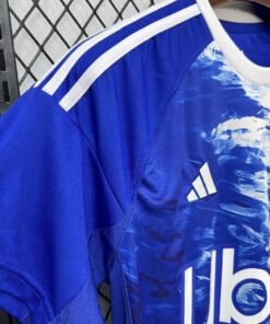 Maglia Como 1907 Home 2025/26 Versione Tifoso dettaglio stemma ricamato