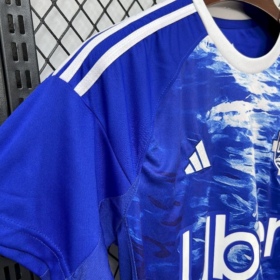 Maglia Como 1907 Home 2025/26 Versione Tifoso dettaglio stemma ricamato