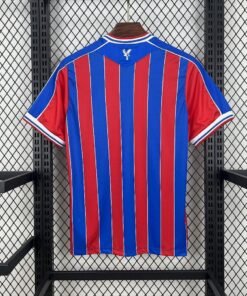 Maglia Crystal Palace Home 2025/26 Versione Tifoso dettaglio stemma ricamato