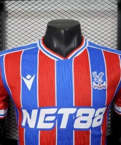 Maglia Crystal Palace Home 2025/26 Versione Giocatore dettaglio stemma ricamato