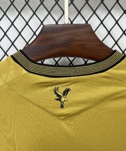 Maglia Crystal Palace Third 2025/26 Versione Tifoso dettaglio stemma ricamato