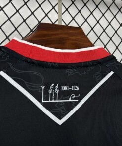 Maglia Cultural Leonesa Away 2025/26 Versione Tifoso dettaglio stemma ricamato