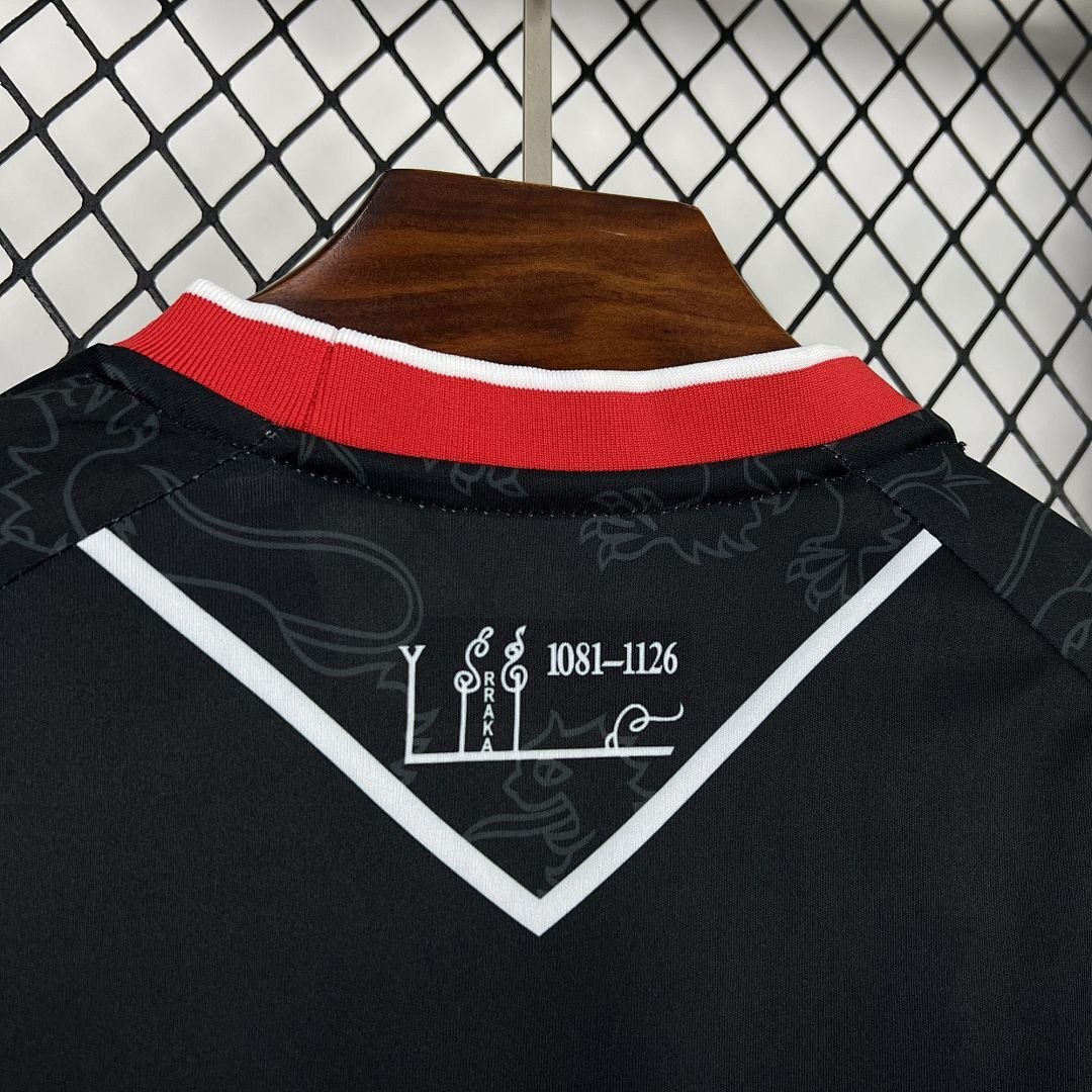 Maglia Cultural Leonesa Away 2025/26 Versione Tifoso dettaglio stemma ricamato