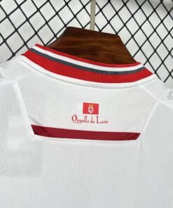 Maglia Cultural Leonesa Home 2025/26 Versione Tifoso dettaglio stemma ricamato