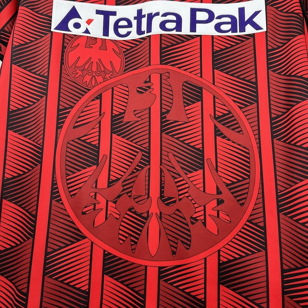 Camiseta eintracht Frankfurt retro - Camiseta Eintracht Frankfurt Home 1995/96 Retro detalle escudo bordado