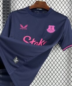 Maglia Everton Home 2025/26 Versione Tifoso dettaglio stemma ricamato