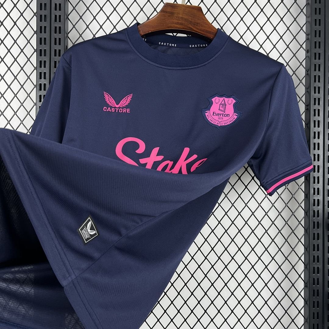 Maglia Everton Home 2025/26 Versione Tifoso dettaglio stemma ricamato