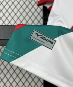Maglia FC Augsburg Home 2025/26 Versione Tifoso dettaglio stemma ricamato