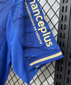 Maglia FC Famalicao Away 2025/26 Versione Tifoso dettaglio stemma ricamato