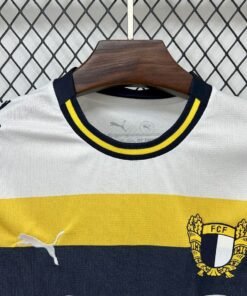 Maglia FC Famalicao Home 2025/26 Versione Tifoso dettaglio stemma ricamato