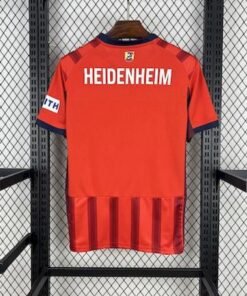 Maglia FC Heidenheim Home 2025/26 Versione Tifoso dettaglio stemma ricamato