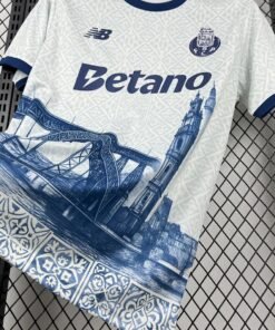Maglia FC Porto Home 2025/26 Versione Tifoso dettaglio stemma ricamato