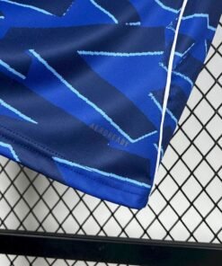 Maglia FC Schalke 04 Home 2025/26 Versione Tifoso dettaglio stemma ricamato