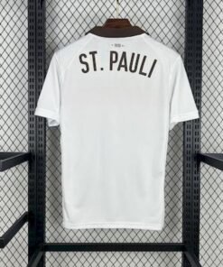 Maglia FC St. Pauli Away 2025/26 Versione Tifoso dettaglio stemma ricamato