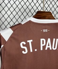 Maglia FC St. Pauli Home 2025/26 Versione Tifoso dettaglio stemma ricamato