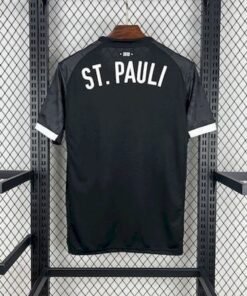 Maglia FC St. Pauli Third 2025/26 Versione Tifoso dettaglio stemma ricamato