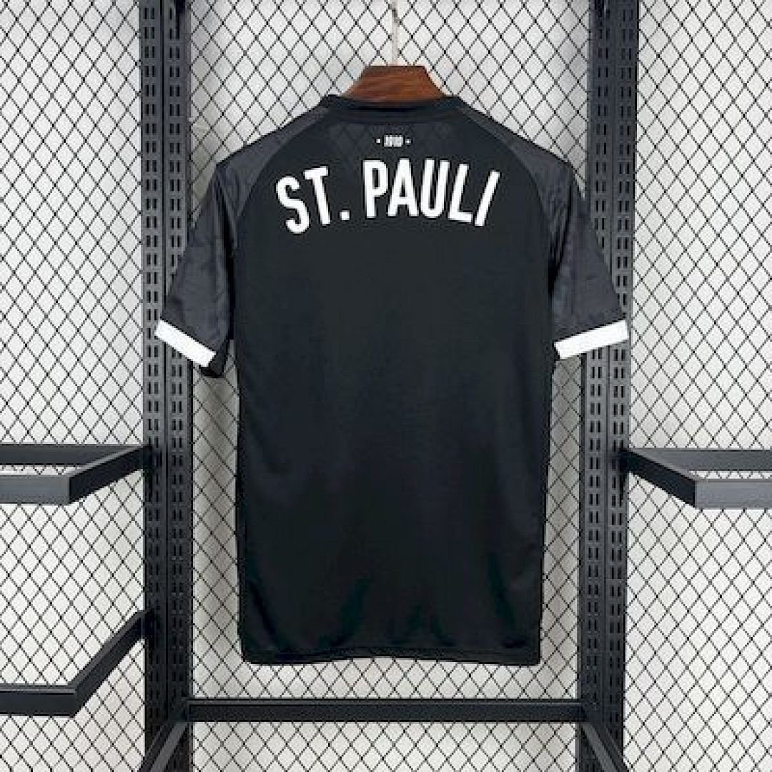 Maglia FC St. Pauli Third 2025/26 Versione Tifoso dettaglio stemma ricamato