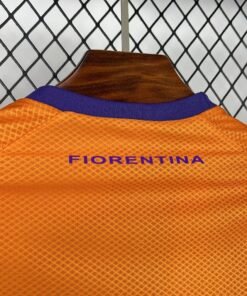 Maglia Fiorentina Home 2025/26 Versione Tifoso dettaglio stemma ricamato