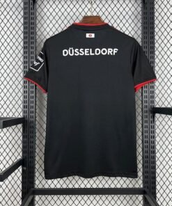 Maglia Fortuna Düsseldorf Home 2024/25 Versione Tifoso dettaglio stemma ricamato