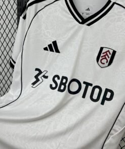 Maglia Fulham Home 2025/26 Versione Tifoso dettaglio stemma ricamato